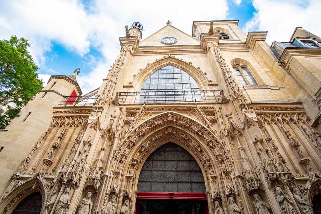 Façade et portail de l'église Saint-Merry de style gothique flamboyant (1500).
