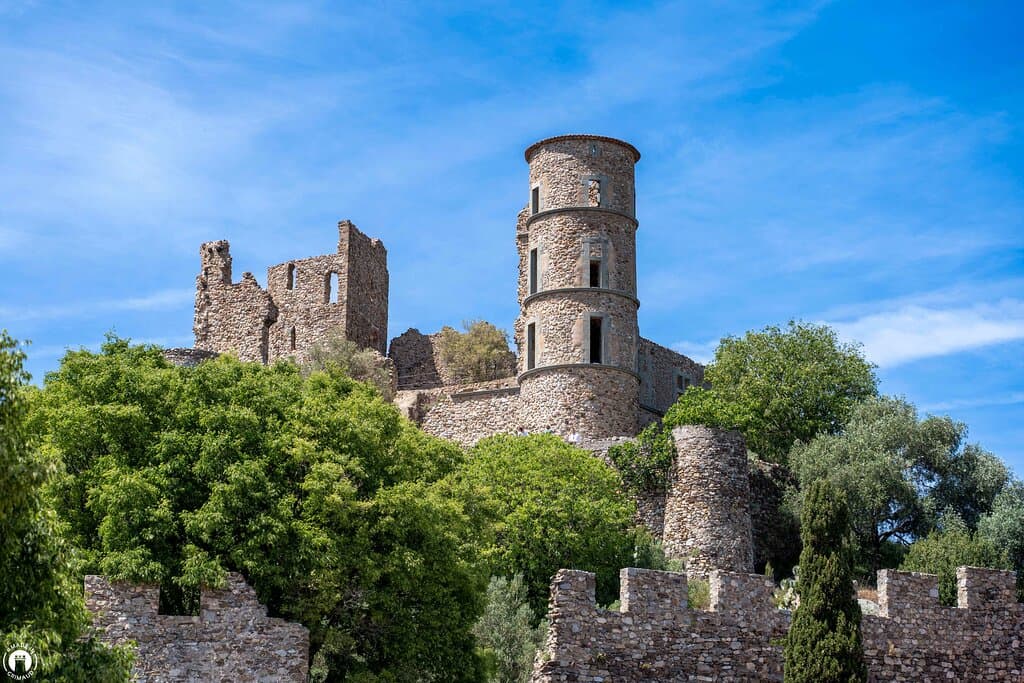 Château de Grimaud et une partie de son rempart.