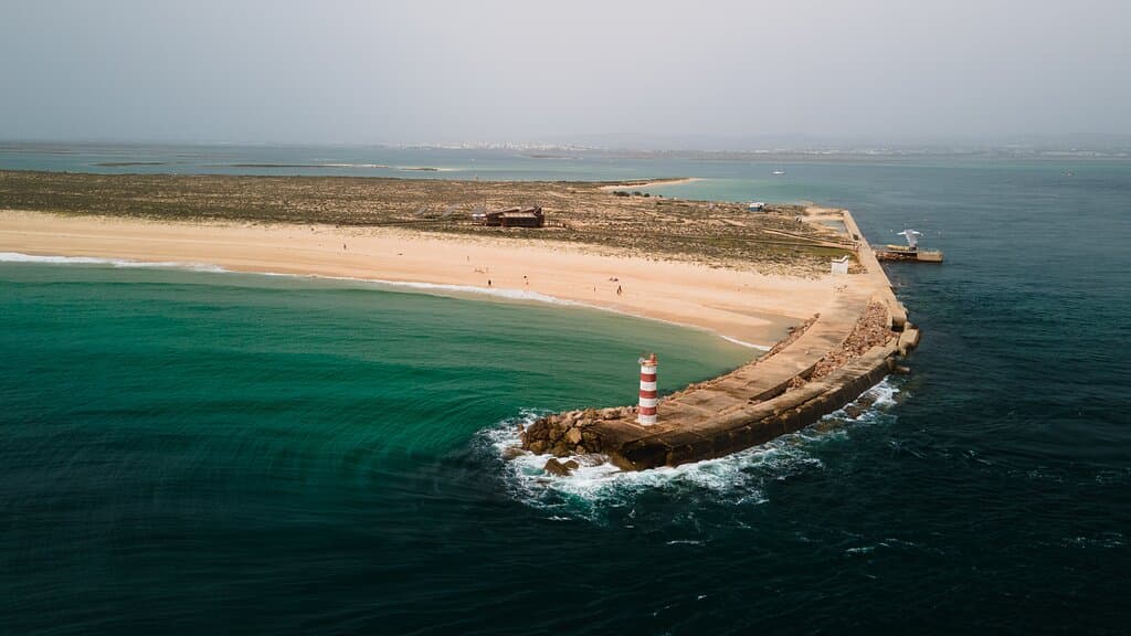 In Ilha Deserta you'll find the tranquility to explore an inhabited island while having all the necessary facilities to enjoy your day