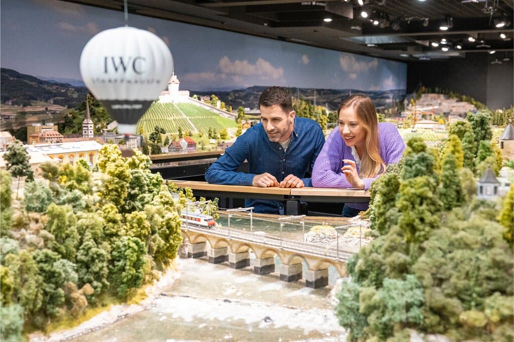 Smilestones - die grösste Miniaturwelt der Schweiz Komm vorbei und lass dich von vielen lustigen Szenen, spannenden Details und Schweizer Sehenswürdigkeiten im Kleinformat begeistern.