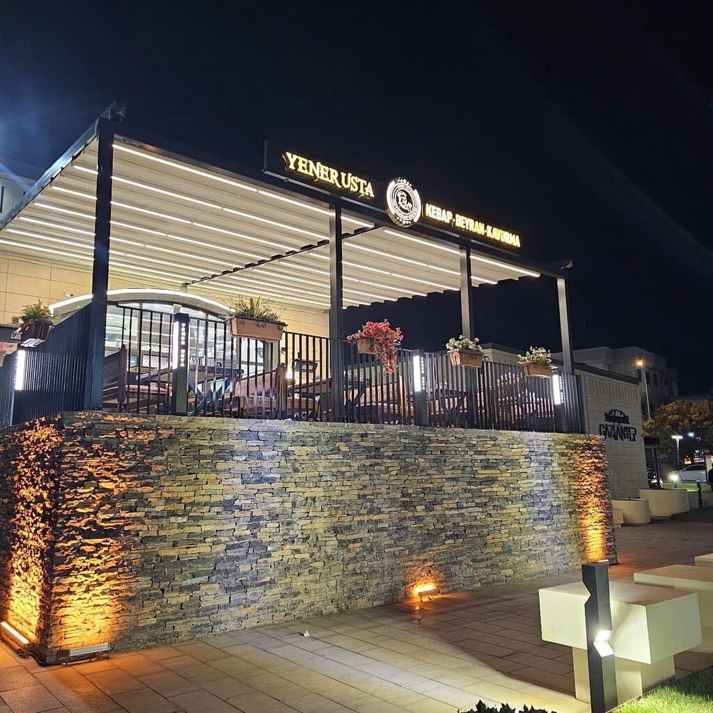 Mükemmel Konum Restoranımız, merkezi bir lokasyonda yer alıyor ve hem iç hem dış mekân konforu sunuyor. Şehrin hareketli atmosferini hissedebileceğiniz bu alan, lezzet dolu bir mola için ideal bir seçim. 