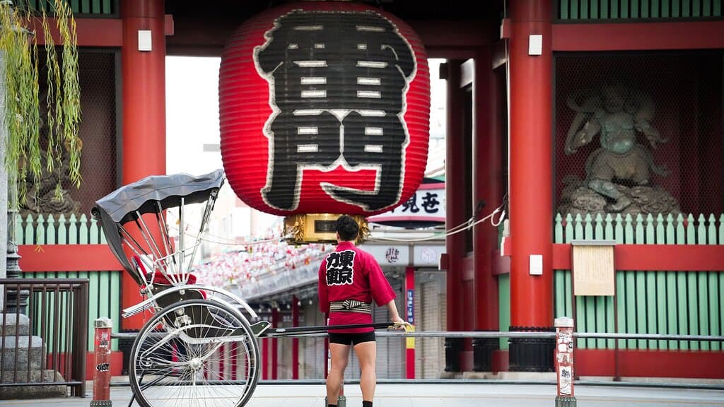 古き良き日本の情緒漂う浅草。雷門をバックに、人力車で街を巡る旅はいかがですか? 経験豊富な俥夫が、浅草寺や仲見世通りなど、人気スポットをご案内します。 写真撮影はもちろん、穴場スポットや歴史秘話も俥夫にお任せください。 あなただけの特別な思い出作りをお手伝いします。