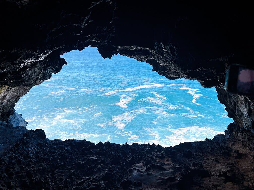【智利-Easter Island】復活節島上著名的天然洞穴景點 | VAI AMEI | Ana Kakenga
BLOG：https://jkaln4869.pixnet.net/blog/post/36709481