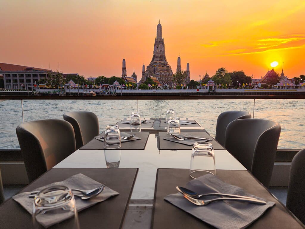 Looking for a top thing to do in Bangkok? Look no further than the Royal Galaxy Cruise! Located at Asiatique The Riverfront, this exceptional cruise offers a delightful blend of dining, entertainment, and breathtaking scenery, making it a perfect Bangkok experience.       