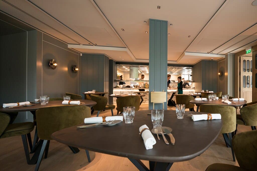 Nous disposons de tables de 2 à 6 personnes dans notre salle de restaurant. Pour des réservations au delà de 6 personnes nous avons deux salons privés pouvant accueillir jusqu'à 14 personnes.