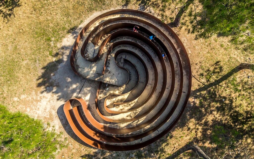El mayor centro arqueológico de Galicia. Descifra los enigmáticos petroglifos y viaja a la prehistoria en el Parque Arqueológico del Arte Rupestre en Campo Lameiro (Pontevedra).  Visitas guiadas, talleres familiares, visitas nocturnas, actividades... Disfruta de nuestros servicios: área de picnic, tienda, máquinas de vending y café, artesanía...  No dejes de visitar nuestro centro de interpretación, laberinto, poblado de la Edad del Bronce y estaciones de arte rupestre con más de 4.000 años.