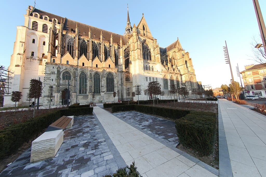 Nouveau parvis de la Basilique de Saint-Quentin