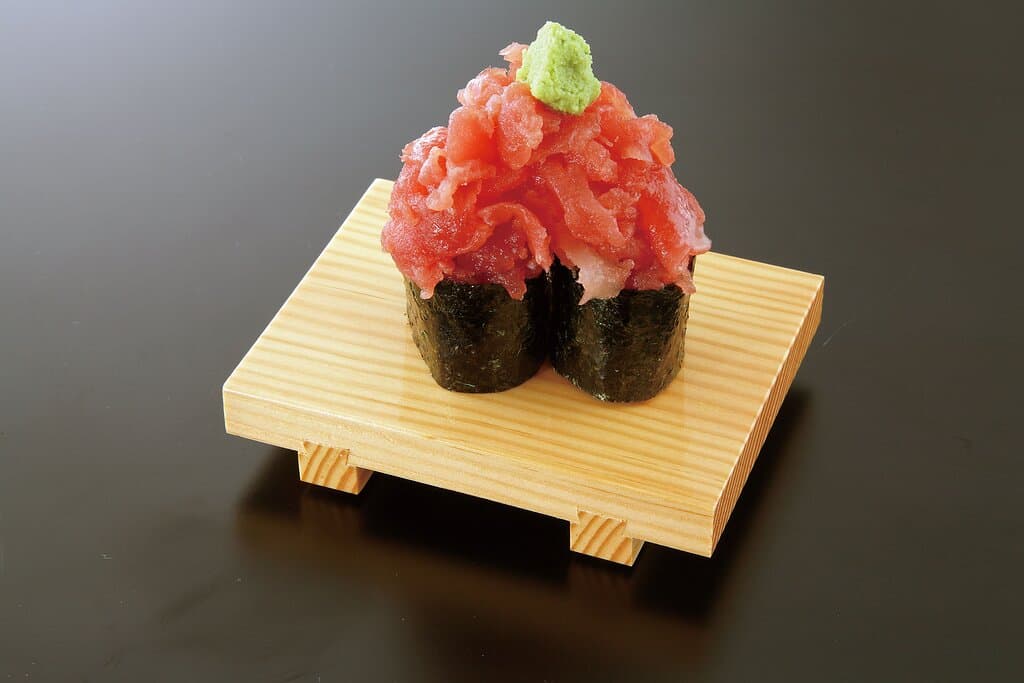 人気商品、まぐろの中落ち軍艦