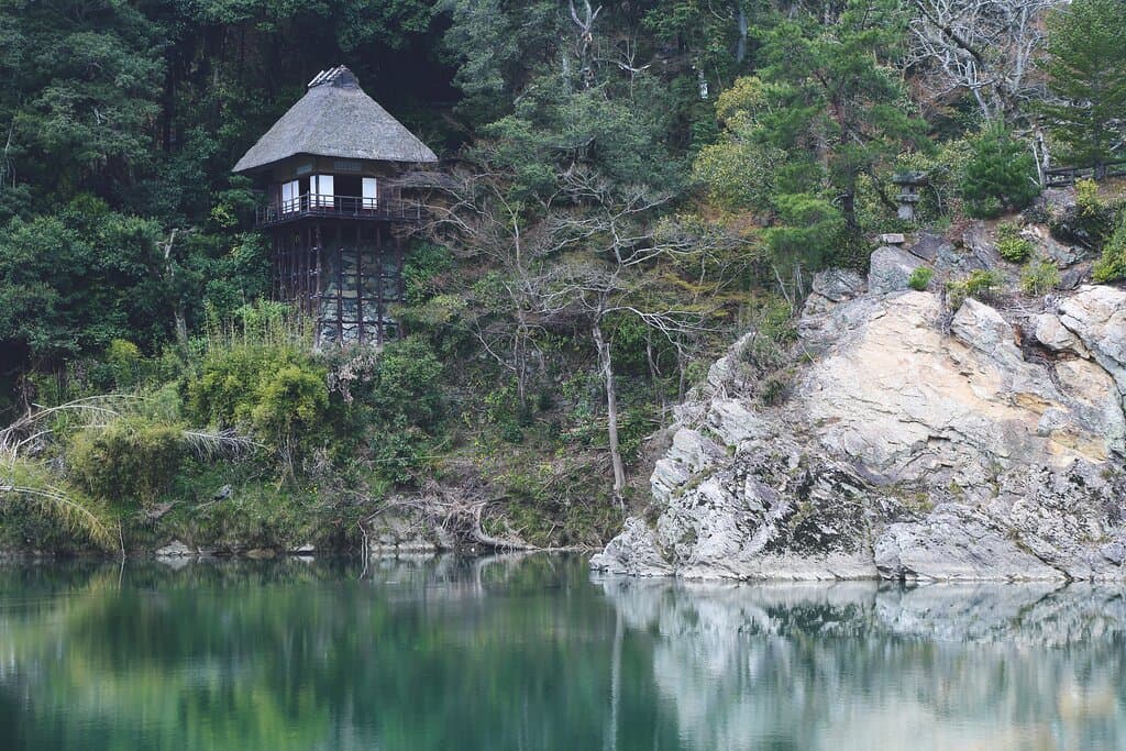 臥龍山荘にある不老庵は、臥龍淵を眼下に見る崖の上に懸り造りに建てられた数寄屋造りで、庵そのものを船に見立てて作られており、天井は竹網代一枚張りを船底の形のような形にしてあります。対岸の冨士山右端から月が昇り、天井に反射して部屋を明るくする巧妙な趣向が施されています。床には2間幅の仙台松の1枚板を使用し、2間の曲がり竹を落とし掛けにし、違い棚をつけない簡潔な仕上がりです。