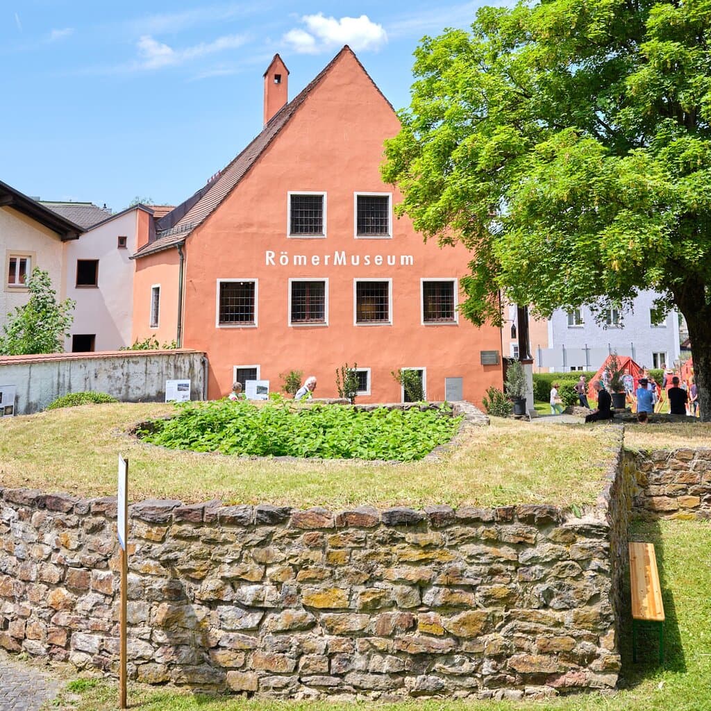 Das Römermuseum Kastell Boiotro befindet sich in einem mittelalterlichen Handwerkerhaus in den malerischen Gassen der Passauer Innstadt. Im Garten des Museums wurden die einstigen Kastellmauern wieder rekonstruiert - das Original ist im Museum zu sehen.