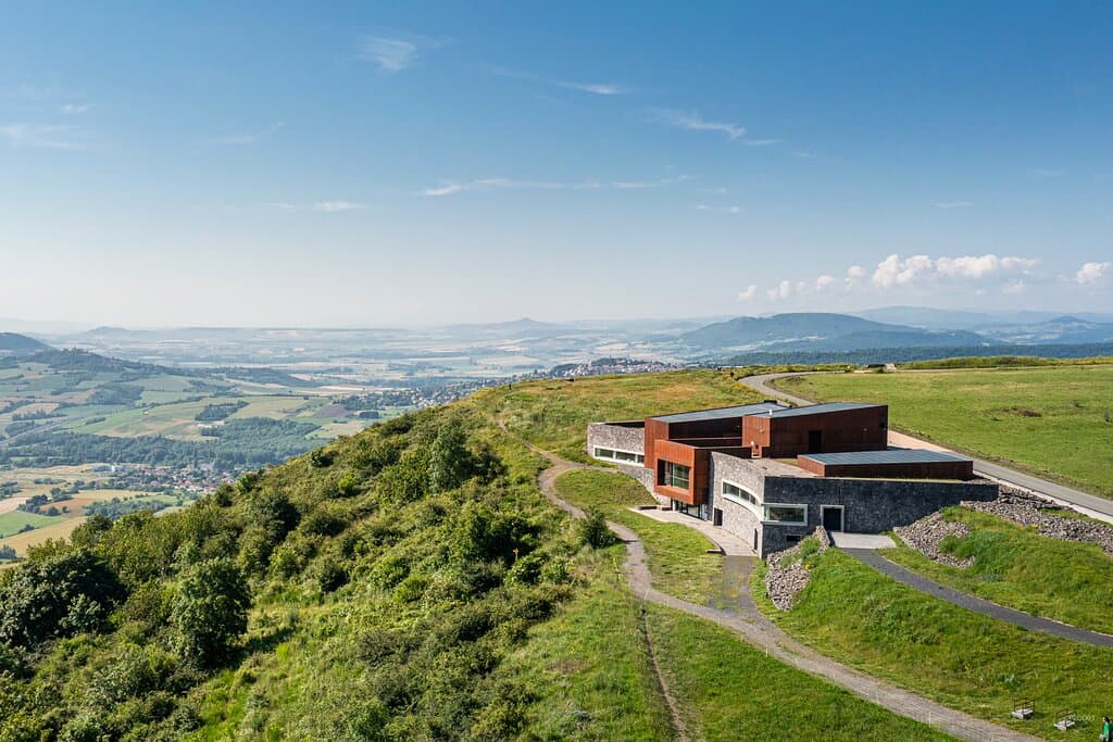 Vue aérienne du Musée Archéologique de la Bataille de Gergovie et du paysage auvergnat