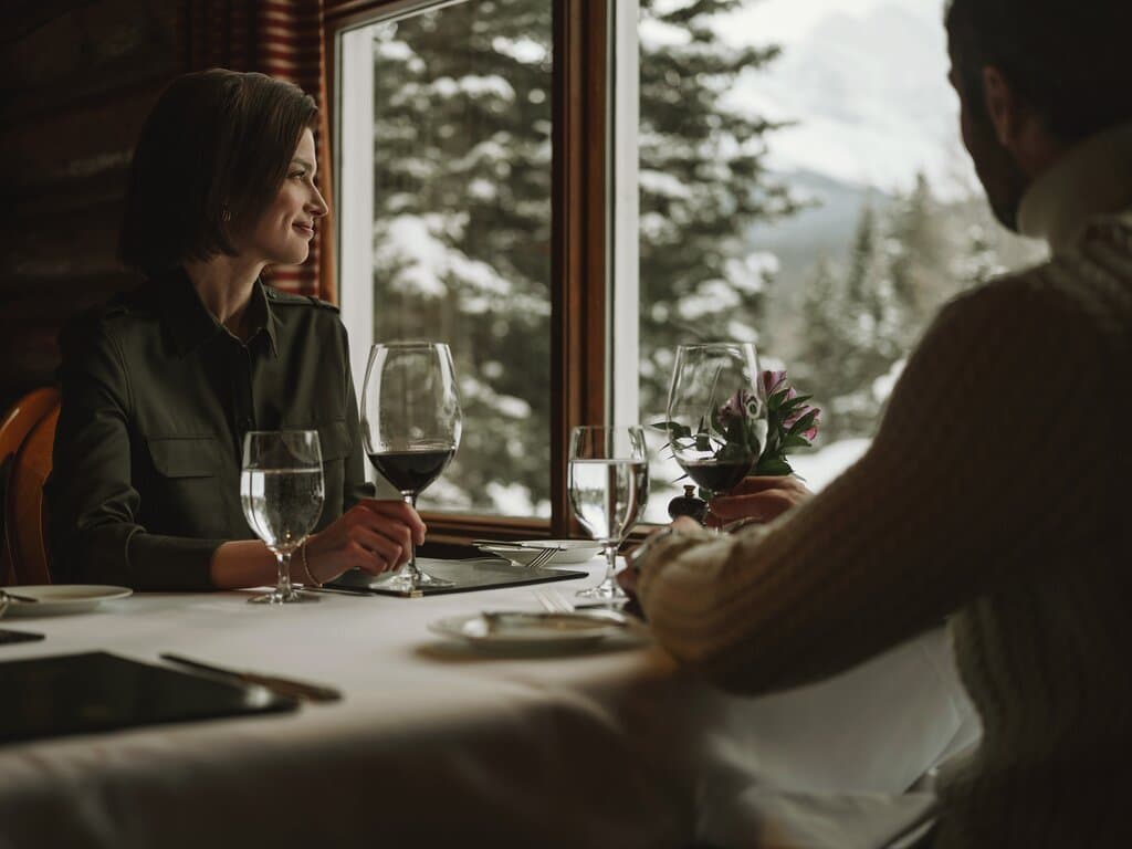 Come savour the exquisite talents of European-trained Executive Chef Hans Sauter and enjoy the fresh-cut flowers, sparkling crystal, and the warm glow of the grand fireplace.