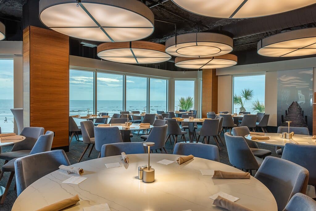 Simple elegance meets laid-back luxury at Cōste. With floor-to-ceiling windows framing breathtaking Gulf views, every table offers a front-row seat to golden sunsets.