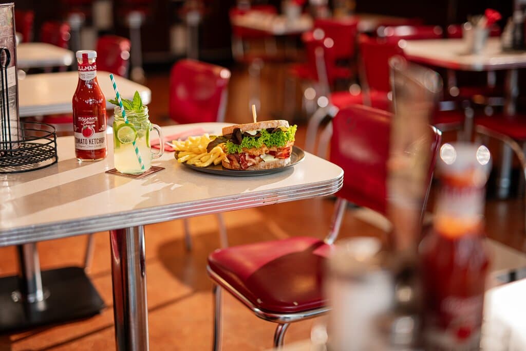 Authentische Diner Atmosphäre. Unser Interieur stammt direkt aus Amerika und ist mit viel Liebe zum Detail verbaut.