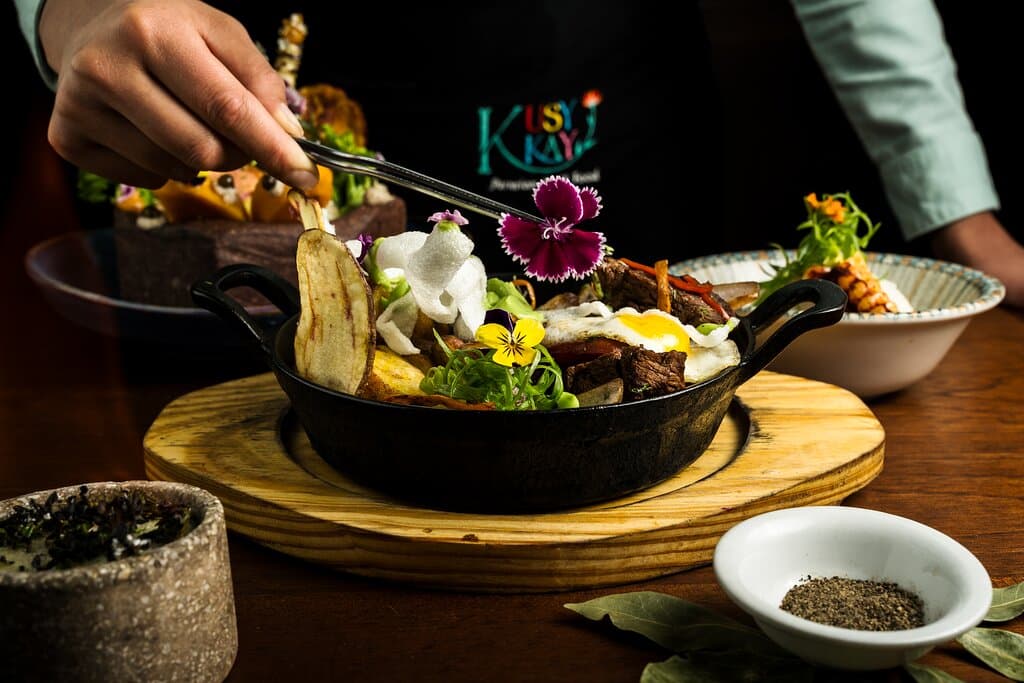 Lomo Saltado Andino – Fusión Perfecta de Sabores Jugosos trozos de lomo de res salteados al wok con ají amarillo, cebolla y tomate, flambeados en salsa de soja. Servido con papas nativas crocantes y arroz blanco.