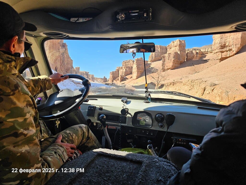 Это поистине красивейшее место. Каньон посещает большое количество туристов и удивительно что никто не представил фотографии. Над каньоном есть смотровая площадка. Можно спуститься вниз по лестнице в каньон и совершить около 3 км прогулку. Или сесть в автомобиль и за небольшую плату прокатиться до изумрудной горной реки. Это место заряжает вас энергией.