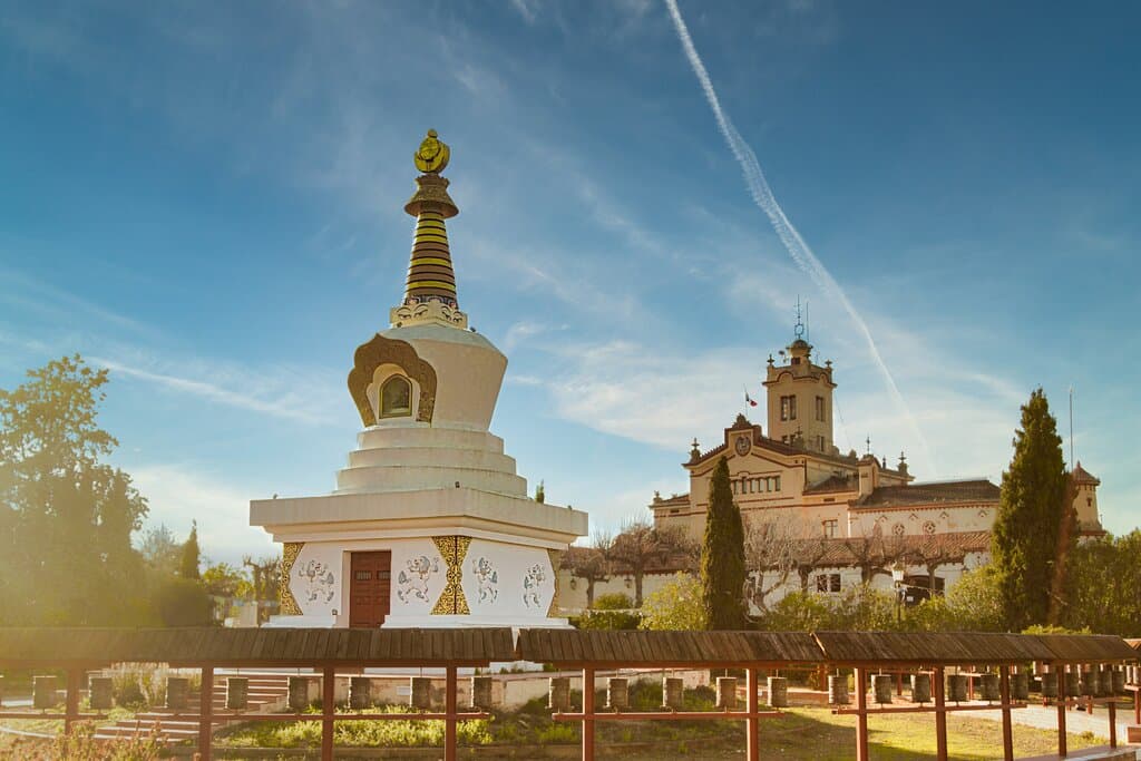 En el corazón del Parc del Garraf, la Estupa de la Salud y Larga Vida simboliza bienestar y armonía. A su espalda, el Monasterio del Garraf, un majestuoso palacio modernista de 1890, acoge a la comunidad budista Sakya Tashi Ling. Un lugar donde espiritualidad, historia y naturaleza se entrelazan, ofreciendo visitas guiadas, meditación y retiros. A solo 40 minutos de Barcelona, es un refugio de calma para quienes buscan inspiración, calma, cultura y naturaleza.