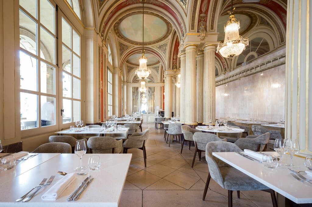 Brasserie bistronomique au sein du Grand Théâtre de Bordeaux pour un repas généreux et décontracté.