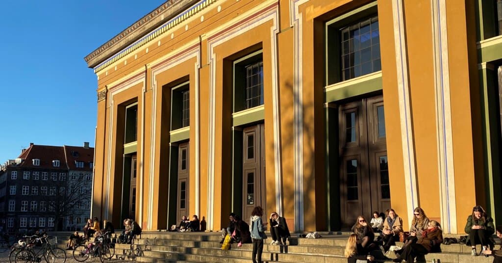 Aftensolen på museets fortrappe.