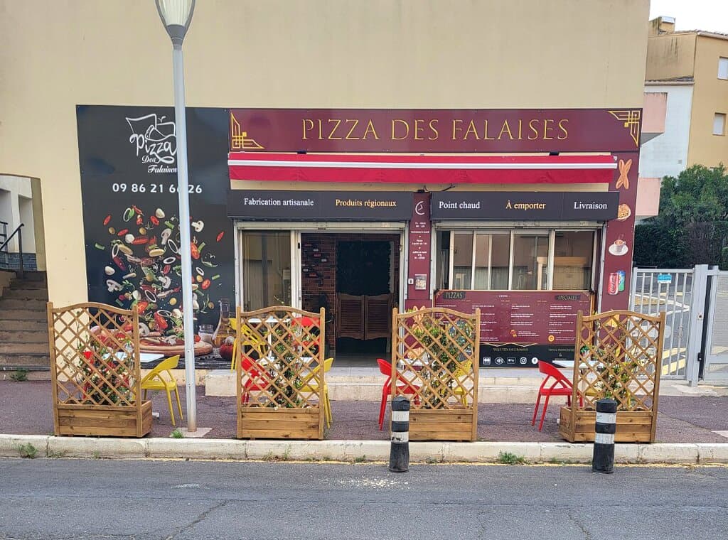 La devanture de la Pizzeria