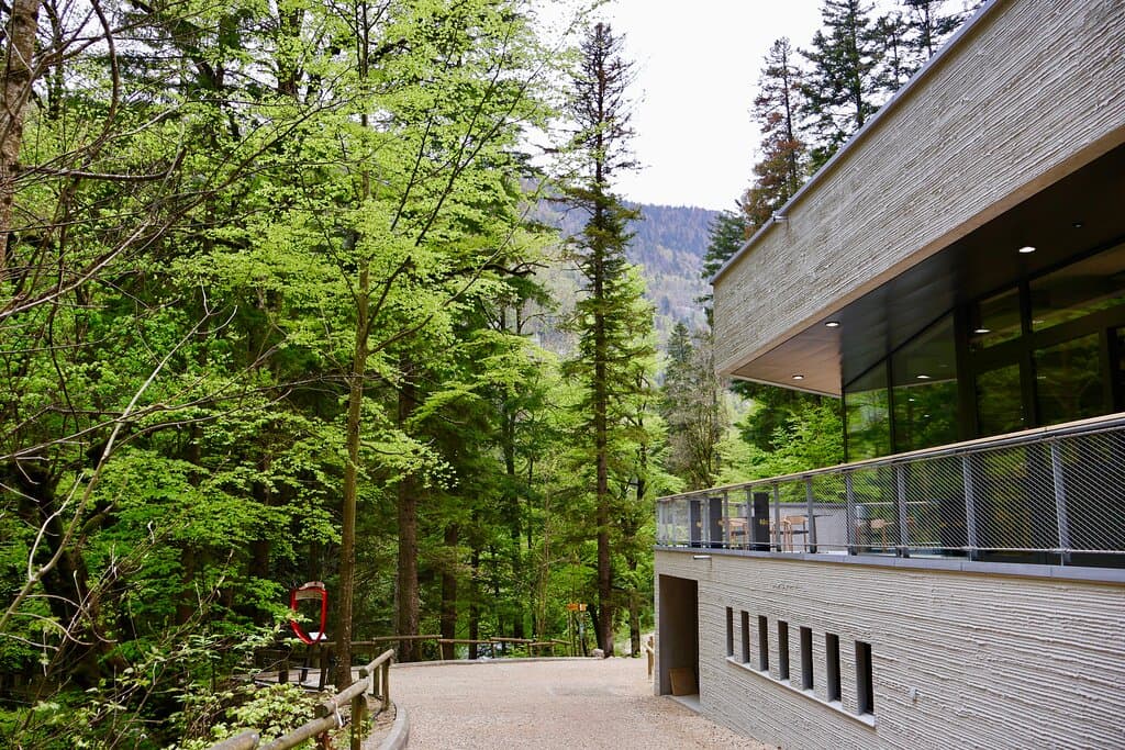 Nouveau bâtiment des grottes de Vallorbe pour un meilleur accueil, buvette à disposition.