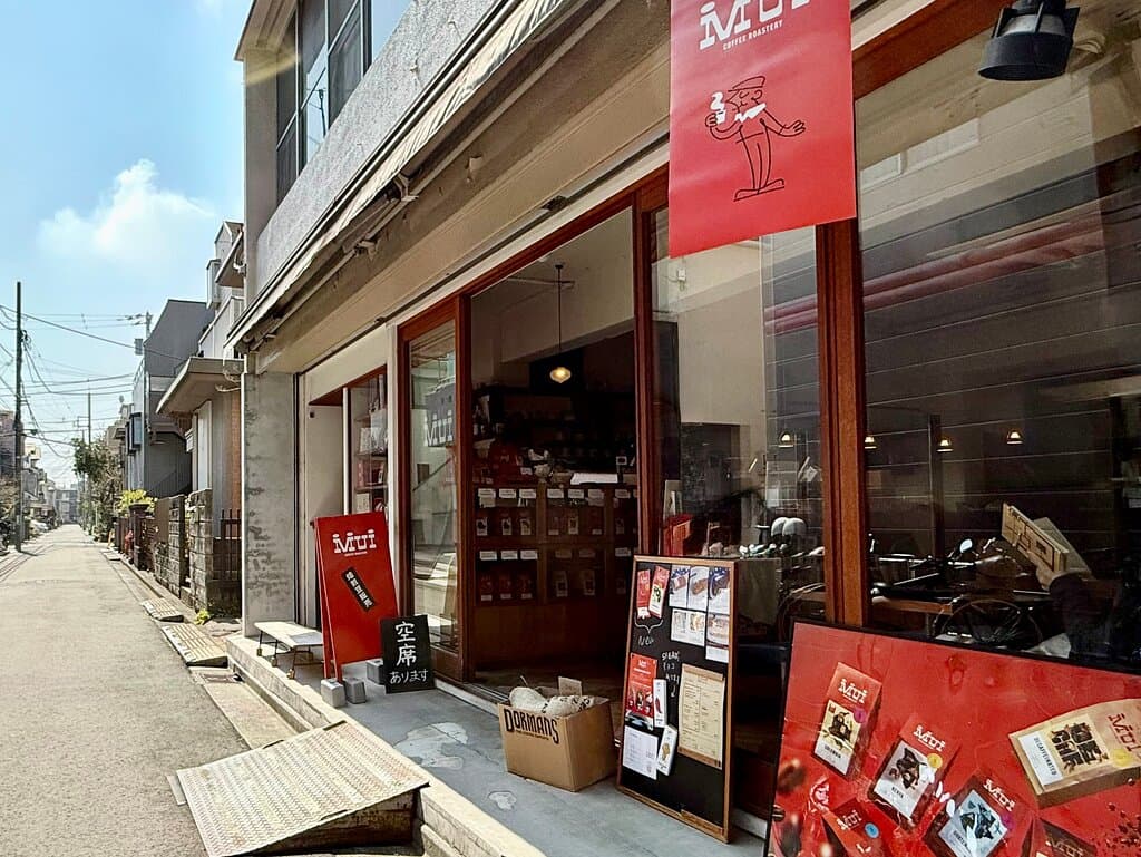 ブレーメン通り商店街を一本曲がったところにある落ち着いたお店です。毎日コーヒーを焙煎していますので、店に一歩入ると嗅いだことのないような良い香りに全身が包まれます。酒蔵で利き酒する時のような、はじめての美味しいコーヒー体験になること必至。