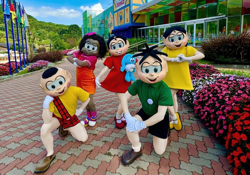 Turminha na entrada da Vila da Mônica Gramado