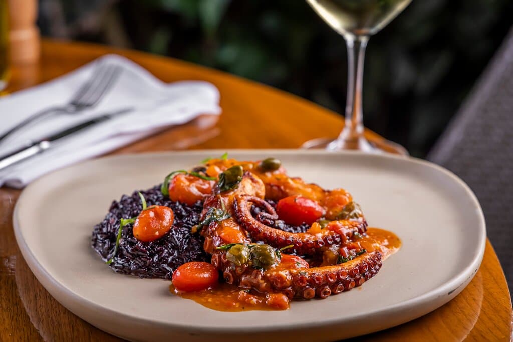 Polvo com arroz ruzene Ao molho de alcaparras e pomodorini