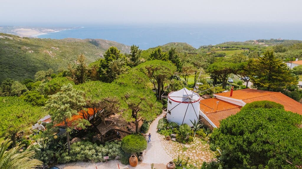 Bem-vindos ao Moinho Dom Quixote!  Restaurante, bar e café localizado em um local abençoado pela natureza, com vistas deslumbrantes para o azul encantador do Oceano Atlântico e a mística Serra de Sintra.