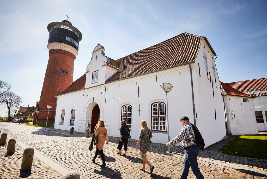 Kunstmuseet i Tønder - med det ikoniske vandtårn. Her kan du opleve nordeuropæisk kunst og designerstole af Hans J. Wegner.