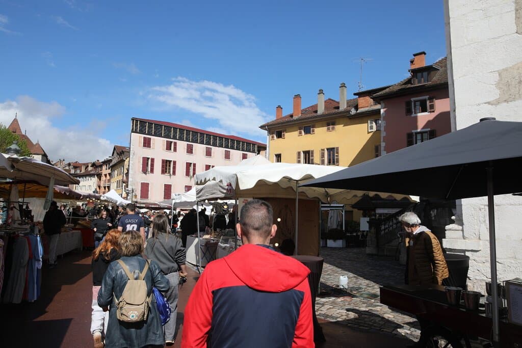 Le marché du dimanche matin vers l'église Saint François.