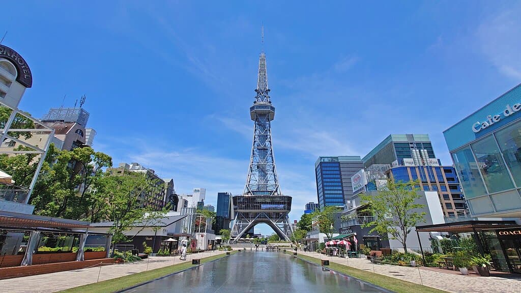 名古屋・栄の街中にそびえ立つ高さ180mのタワー。日本初の集約電波塔として建設され、70年以上の歴史ある建物。展望台からは360度広がる迫力の景色をお楽しみいただけます。