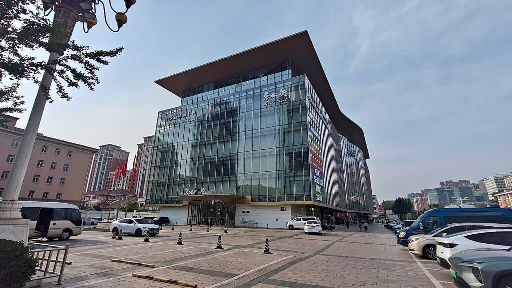 It's a wonderful experience. I bought gifts of Beijing and saw a different Beijing and Silk Street.