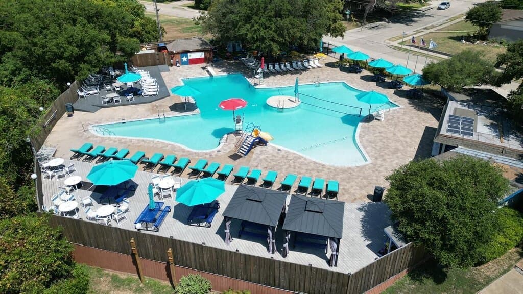 Cabanas, tables, loungers and gas grills