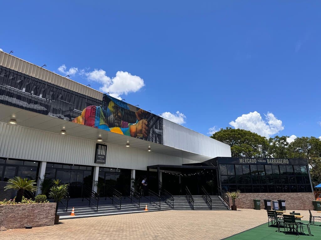 O Mercado Público Barrageiro é um espaço vivo de encontro entre moradores e visitantes, onde a cultura regional ganha vida e os sabores locais se tornam protagonistas.