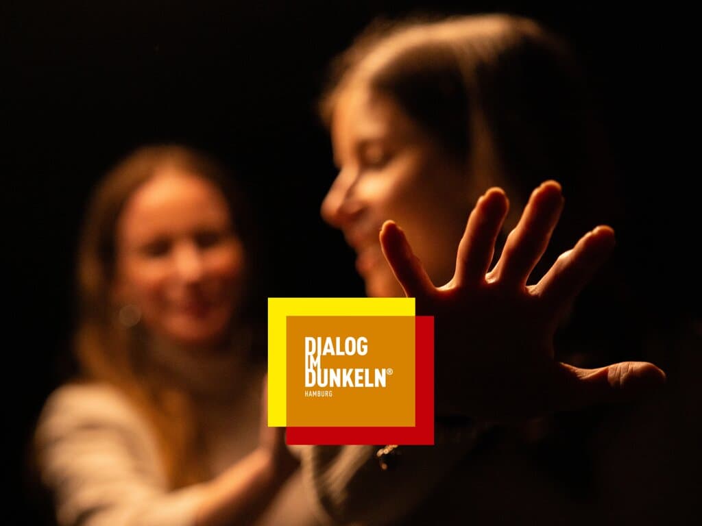 Nahaufnahme einer ausgestreckten Hand im Dunkeln.