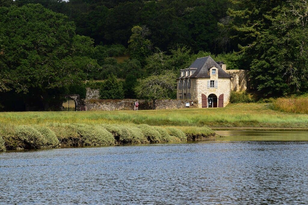 Niché au bord de la Laïta, à quelques kilomètres des plages, le site abbatial de Saint-Maurice est un lieu de découverte historique autant qu'une parenthèse appréciée pour sa biodiversité et le calme qui y règne. Ancienne abbaye cistercienne de 1177 : monument historique et naturel protégé de 130 ha.  Ouvert d'avril à novembre.  Ouvert tous les jours de 11 h à 19 h du 15/06 au 21/09/2025
