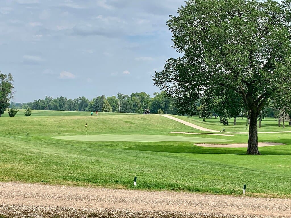 Lincoln Park Golf Course… A well kept golf course bordering the Red River of the North. Tennis and basketball courts are also located in this vicinity.