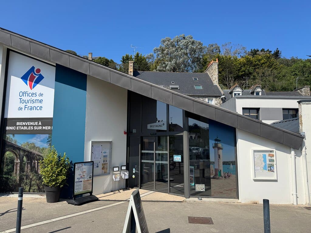 Votre Office de tourisme s'est refait une beauté !  Nous sommes ravis de vous accueillir dans notre charmante station balnéaire Binic-Etables sur Mer.  Notre équipe vous reçoit :  - En saison : tous les jours de 9h30 à 13h - 14h à 18h30 (sauf dimanche et jours fériés : de 10h à 13h - 14h à 18h) - Pour connaître les horaires d'ouverture : consultez notre site internet : https://www.binicetablessurmer.com/  Au plaisir de vous rencontrer et de vous apporter nos précieux conseils !