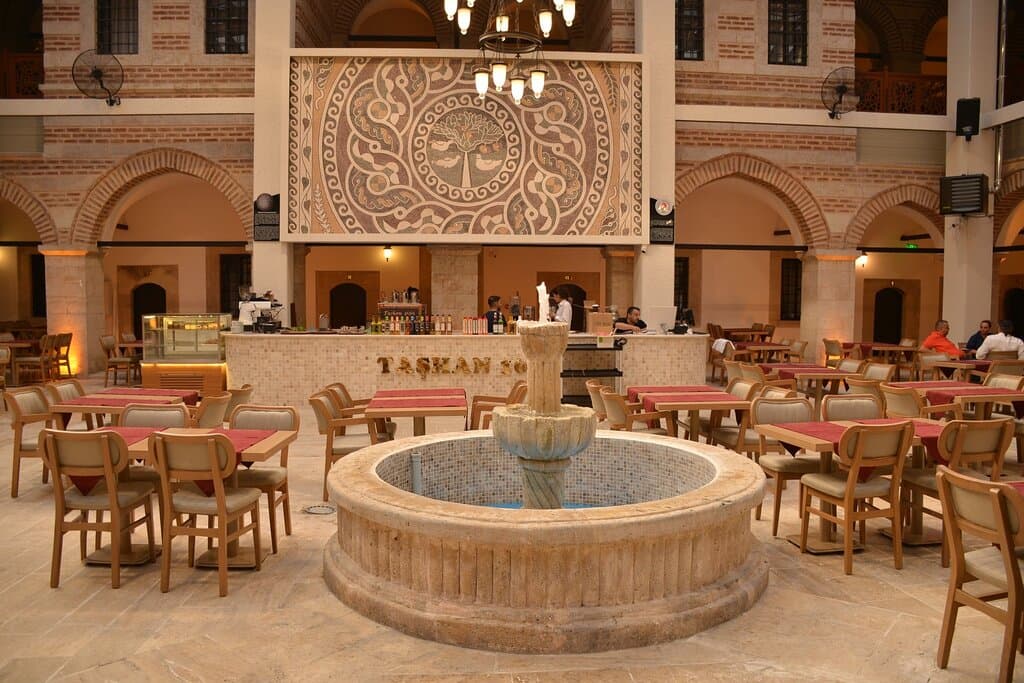 2013 YILINDA AMASYA YAVRU KÖYÜ YAKINLARINDA YAPILAN KURTARMA KAZISINDA ,ROMA DÖNEMİNE AİT BİR VİLLANIN ZEMİNİNDE (M.S 3.YY) ''AMASYA ELMA AĞACI MOZAİĞİ'' OLARAK TANIMLANAN ZEMİN MOZAİĞİ BULUNMUŞTUR.MİSKET ELMANIN ROMA DÖNEMİNDE DE BİLİNEN BÖLGEYE ÖZGÜ BİR ÜRÜN OLDUĞU TESCİL EDİLMİŞTİR.1800 YILLIK BU MOZAİK ŞU ANDA AMASYA ARKEOLOJİ MÜZESİNDE SERGİLENMEKTEDİR. AMASYA ÜNİVERSİTESİ ÖĞRENCİLERİ TARAFINDAN YAPILAN BU EŞSİZ MOZAİĞİN BENZERİ SİZ MİSAFİRLERİMİZE DE ZİYARETE AÇIKTIR.