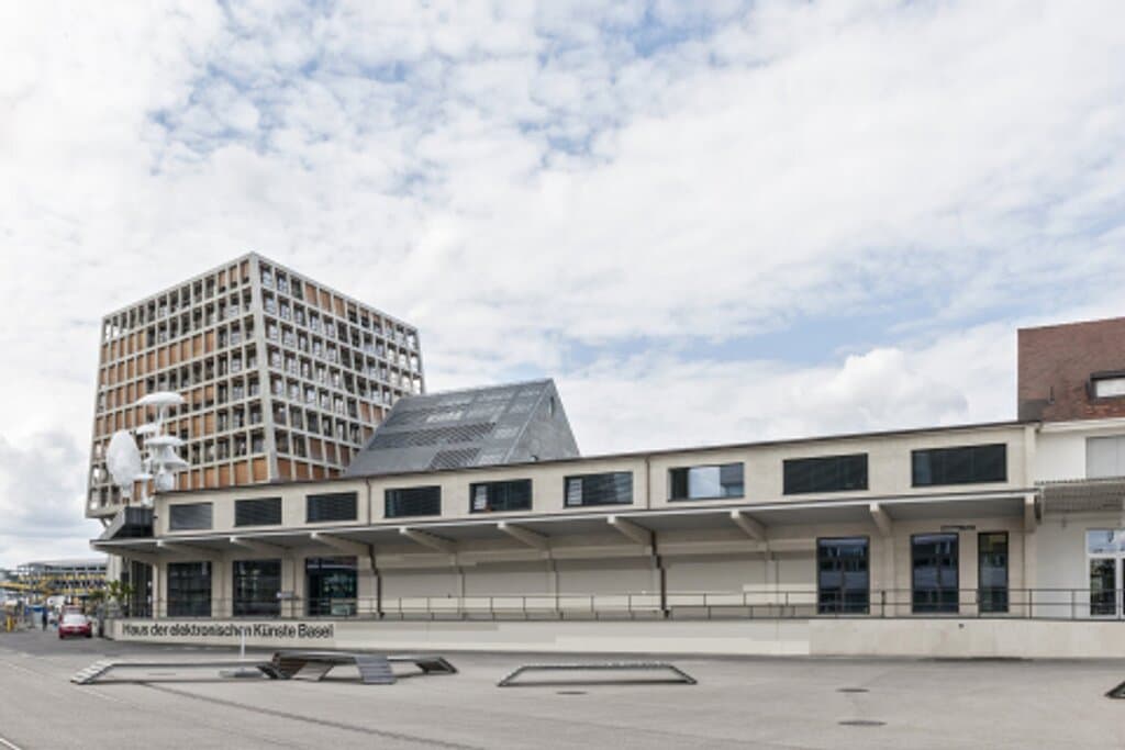 Das nationale Kompetenzzentrum, das sich mit allen Kunstformen befasst, die sich mit Medien und neuen Technologien auseinandersetzen und diese reflektieren.