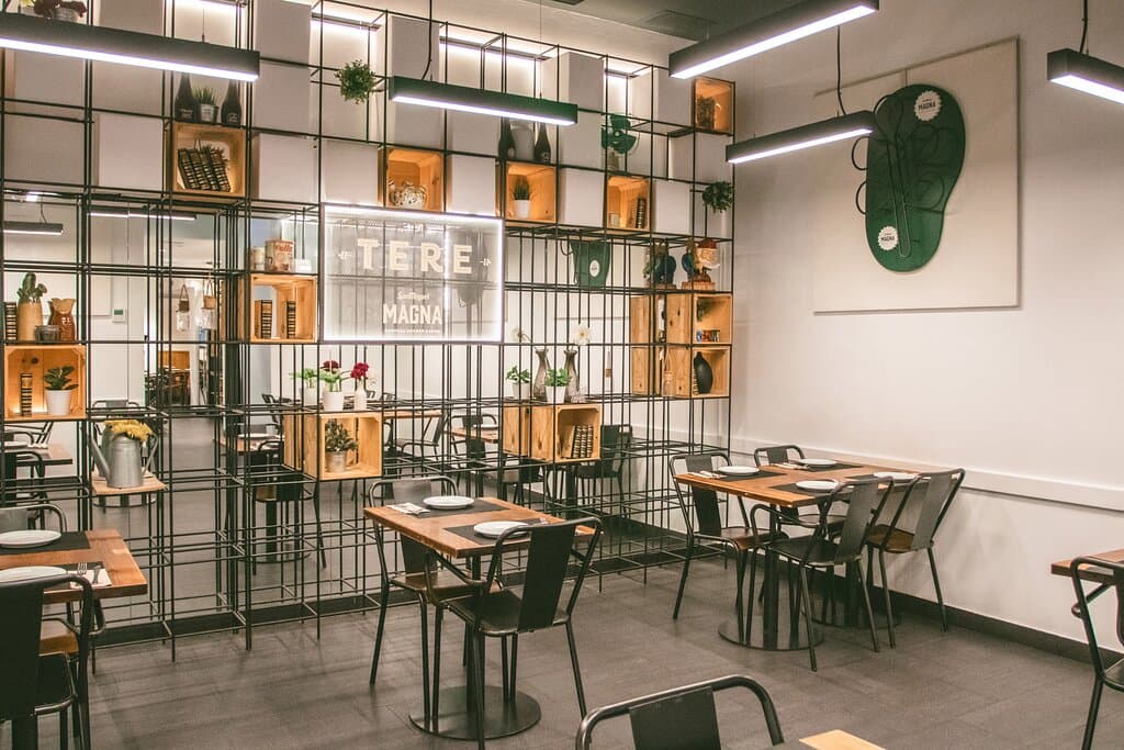 Un rincón con alma.  Luz natural, madera y detalles que invitan a quedarse. Así se vive La Tere desde dentro.