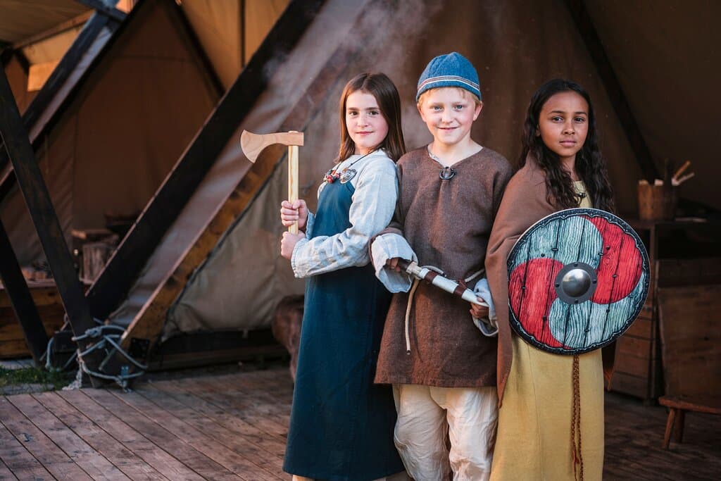 Prova på livet som viking på Historiska museet. På museets gröna innergård kan du baka vikingatida bröd och prova på hantverk, kläder och vikingatida utmaningar. Inne på museet kan du besöka en av världens största vikingautställningar. Fri entré för barn och unga till och med 18 år.