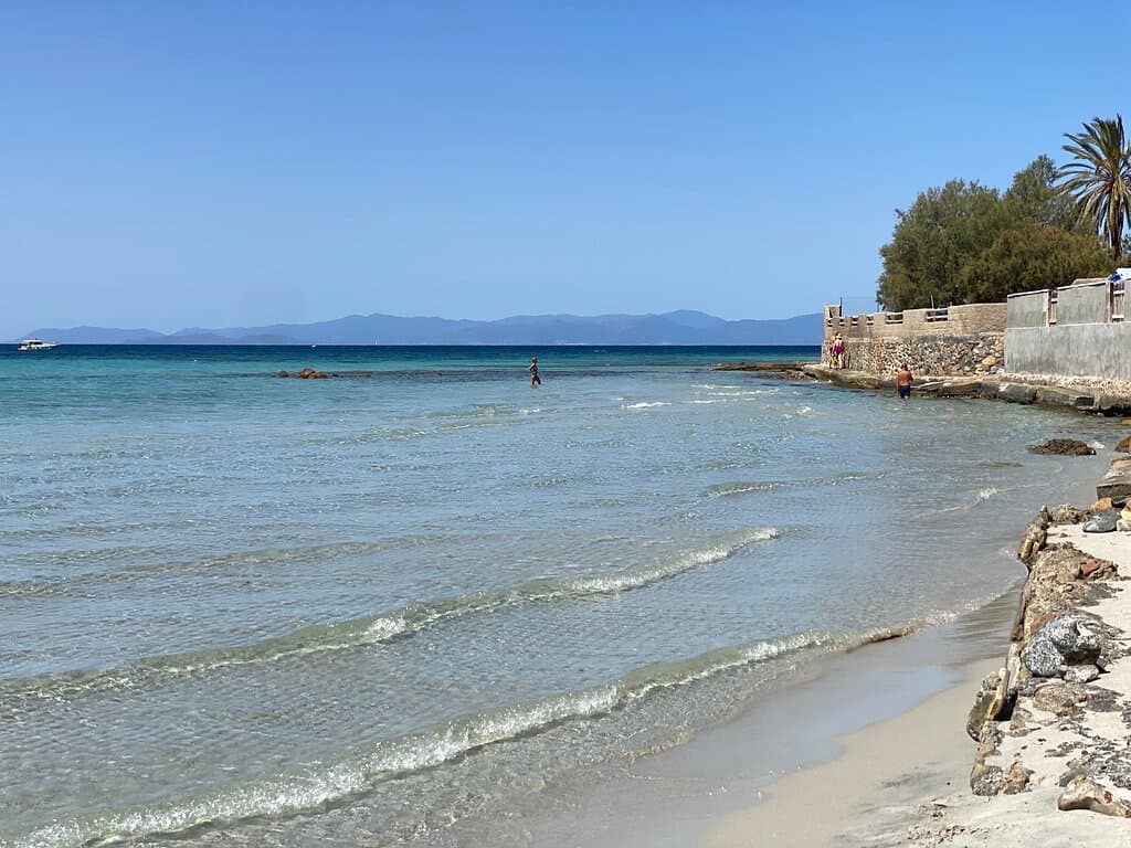 Schöner schmaler Strand. Aber parken fast unmöglich. Lohnt sich, wenn man in der Nähe wohnt zu Fuß aber auf jeden Fall!