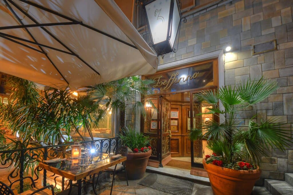 Nel cuore di Genova dal 1939, Zeffirino accoglie i suoi ospiti in un’atmosfera elegante e senza tempo. Dalla terrazza intima alla cucina ligure più autentica, ogni dettaglio è curato per offrire un’esperienza indimenticabile tra sapori, tradizione e accoglienza. Un luogo dove la storia incontra il gusto, ideale per chi desidera vivere l’anima più raffinata della città.