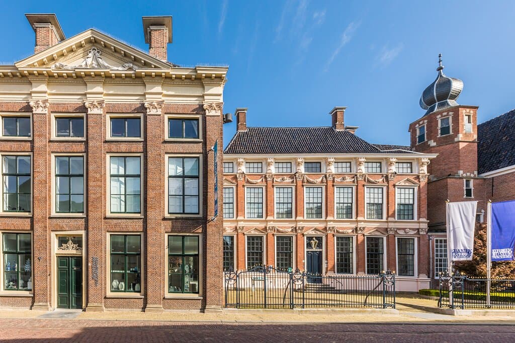 Bezoek het Princessehof: een betoverend 18e-eeuws stadspaleis in het hart van Leeuwarden. Wandel door de indrukwekkende zalen waar prinses Maria Louise van Oranje-Nassau haar verhaal vertelt en ontdek de geboorteplek van de wereldberoemde kunstenaar M.C. Escher. Laat je verrassen door de adembenemende keramiekcollectie met topstukken uit Azië en Europa. Dwaal door dit doolhof van historie, kunst en verhalen – van keizerlijk Chinees porselein tot moderne meesterwerken.