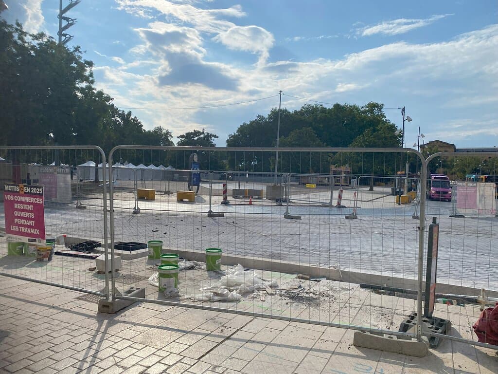 Op dit moment zijn er werkzaamheden bij het plein.