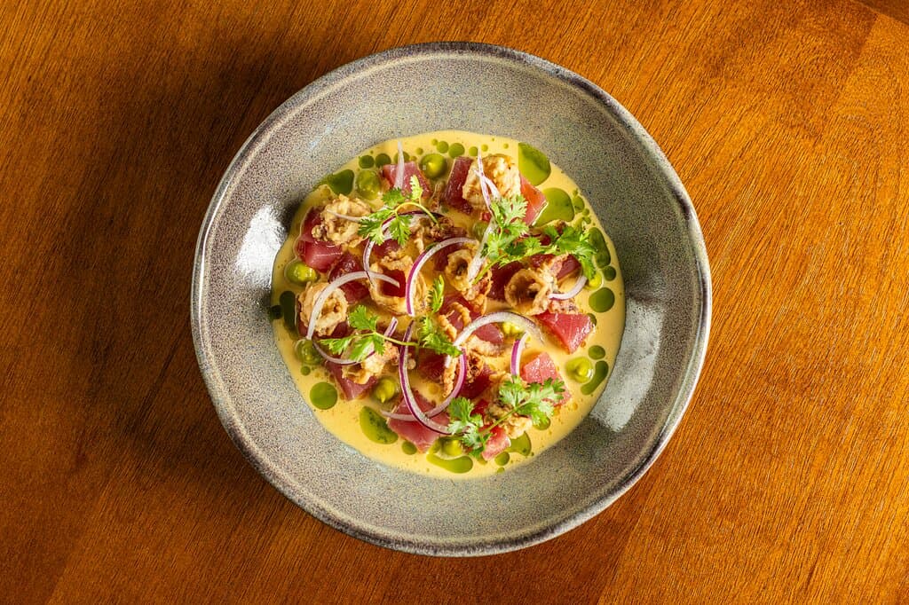Cebiche de Atum - Cebiche de Atum marinados, pasta de abacate, crema de Ají e mini lulas crocantes