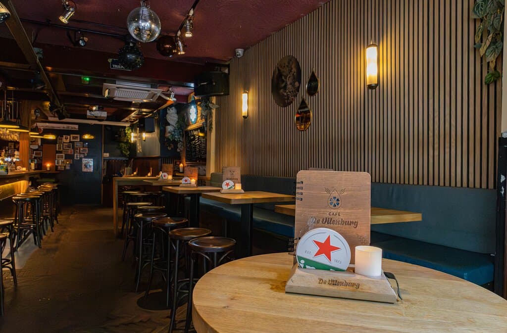 Zitplekken in het café