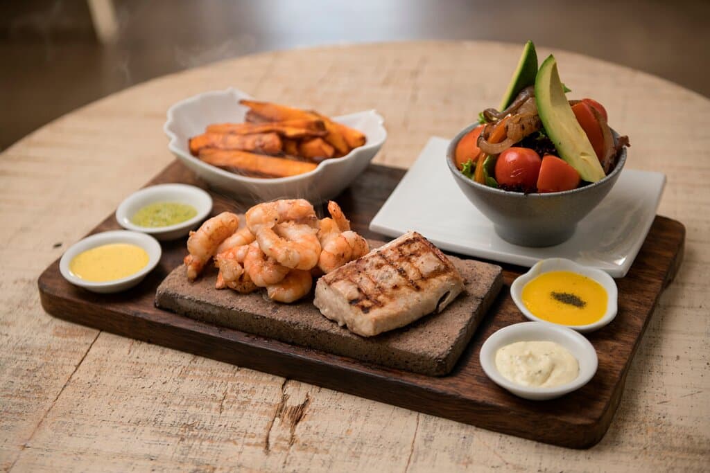 Disfruta nuestras carnes a la piedra volcánica.